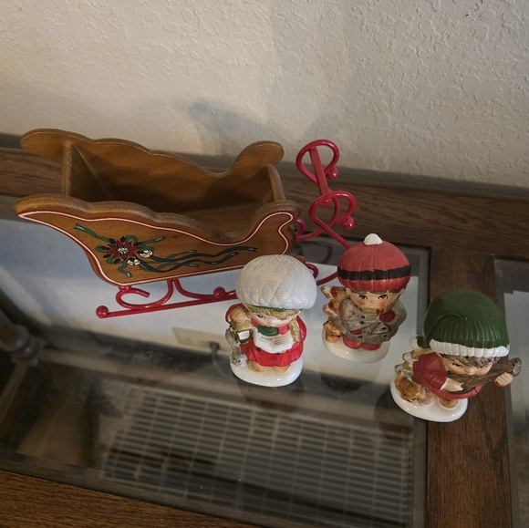 Vintage 1950's Napcoware Christmas caroling trio with hand painted sleigh. - Picture 5 of 15